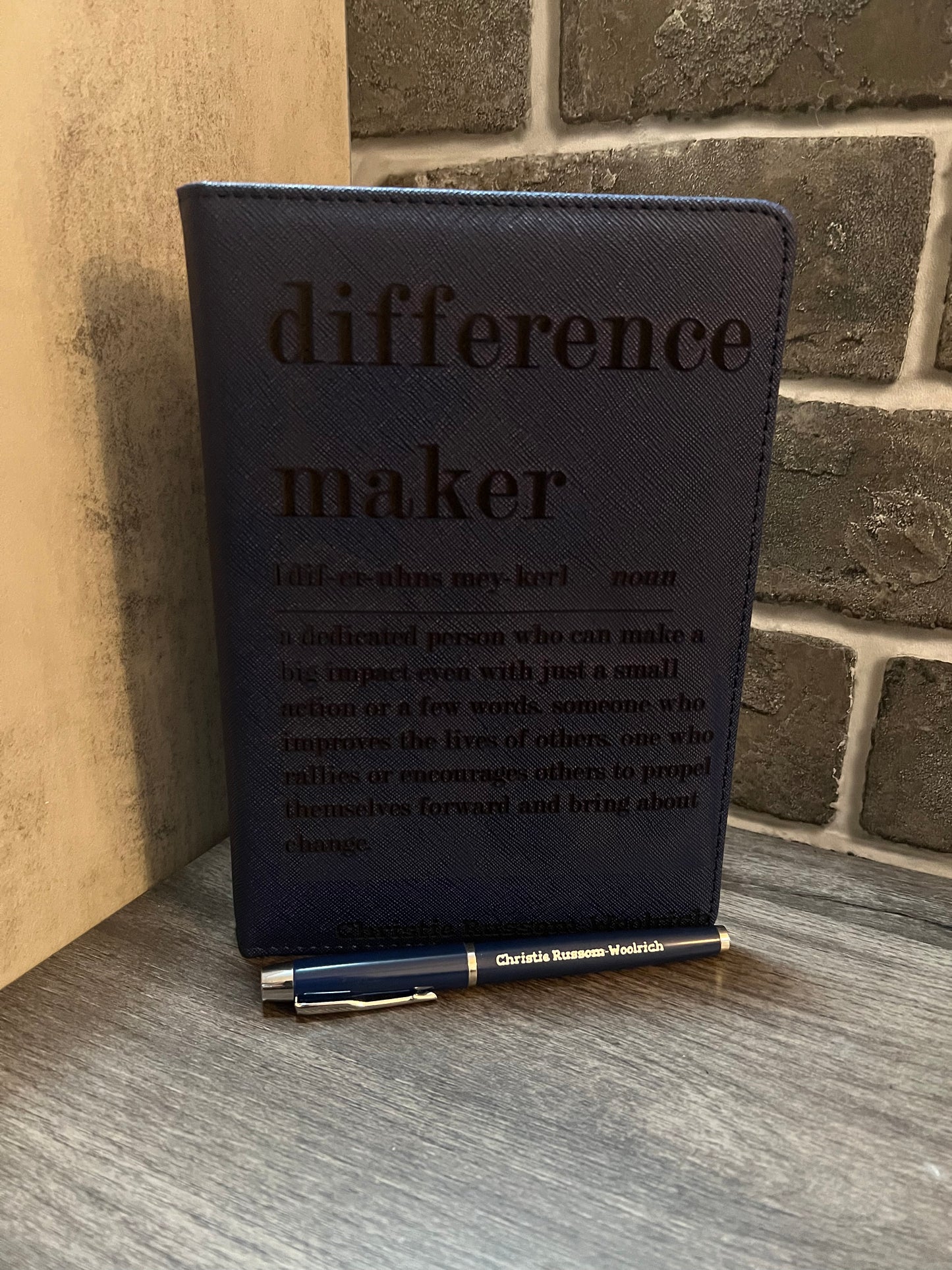 Diario de cuero personalizado con bolígrafo Difference Maker