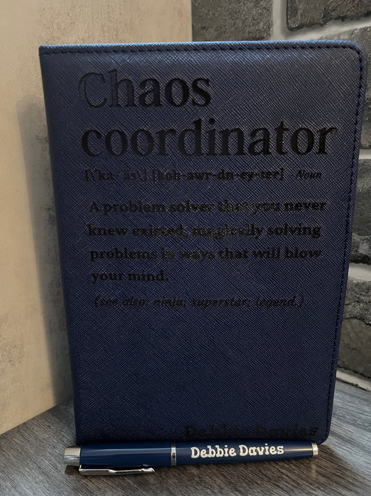 Diario de cuero personalizado Coordinador del Caos con bolígrafo