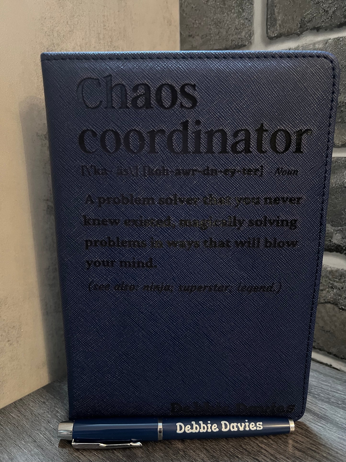 Diario de cuero personalizado Coordinador del Caos con bolígrafo